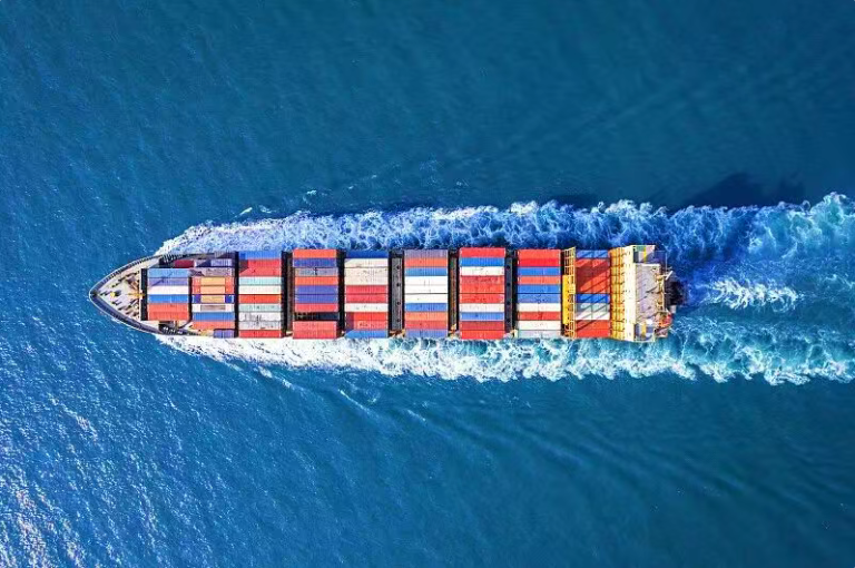 3D渲染的集装箱货轮，直观展示海上物流场景